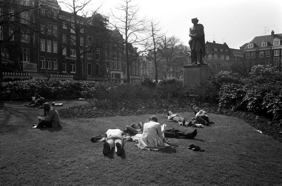 Vol terras op Leidseplein (Leidseplein terras), zonnebaden op Rembrandtplein in , Bestanddeelnr 927-1113