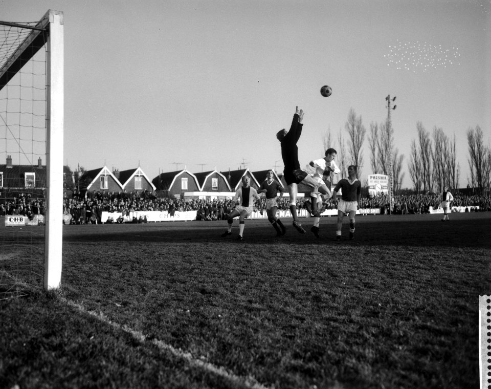 Voetballer Co Prins tijdens een duel met keeper Plekker, Bestanddeelnr 918-4171