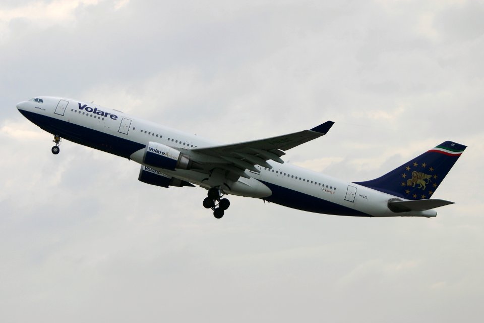 VolareAirlines A330 fukuoka 20040905144804