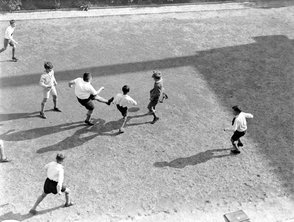Voetballende jongens van de Daltonschool in Amsterdam, Bestanddeelnr 189-0142