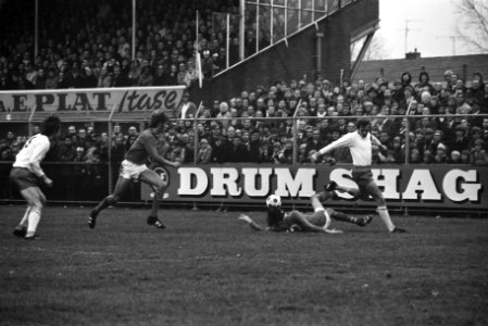 Volendam tegen Ajax 0-1, actie van Cruijff, Bestanddeelnr 925-1862
