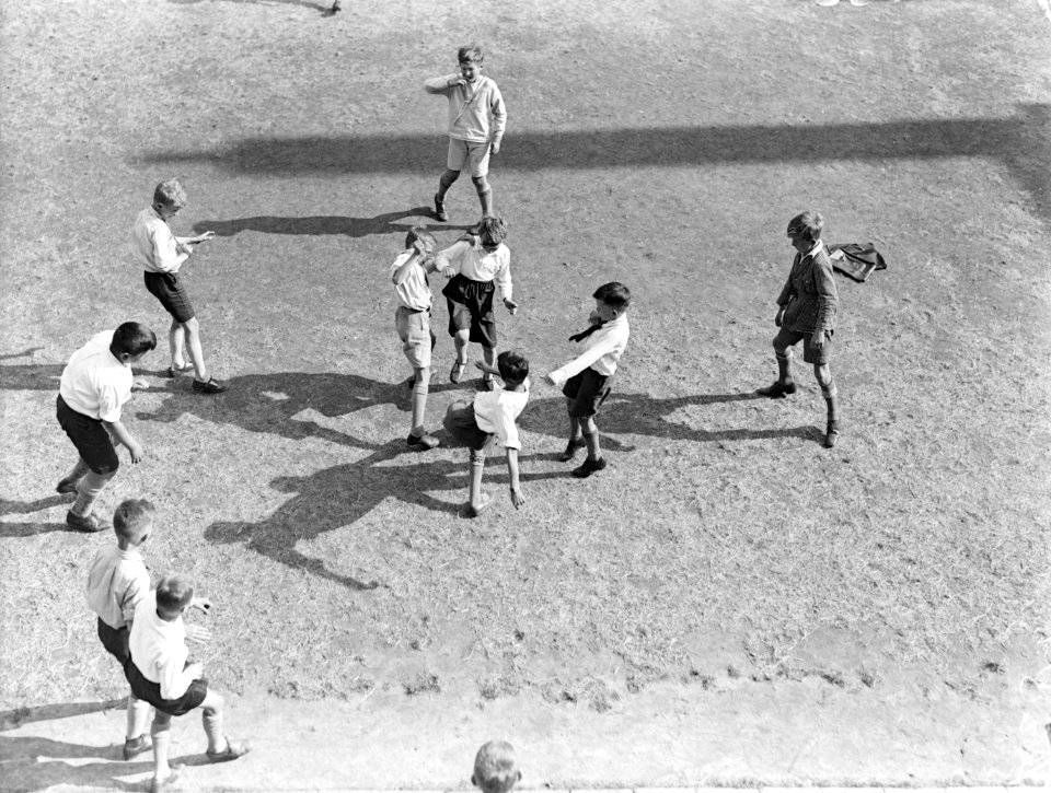Voetballende jongens van de Daltonschool in Amsterdam, Bestanddeelnr 189-0138