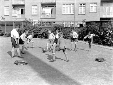 Voetballende jongens van de Daltonschool in Amsterdam, Bestanddeelnr 189-0134