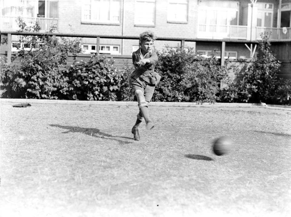 Voetballende jongen van de Daltonschool in Amsterdam, Bestanddeelnr 189-0136