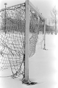 Voetballen afgelast, eenzaam staat het doel temidden van sneeuw, Bestanddeelnr 918-7755