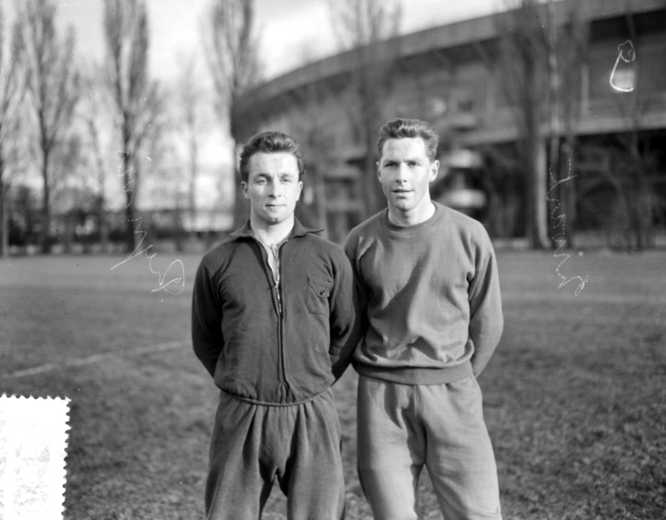 Voetbalkoppen Nederlands elftal (links) Rijnvis Zwart (rechts), Bestanddeelnr 907-6767