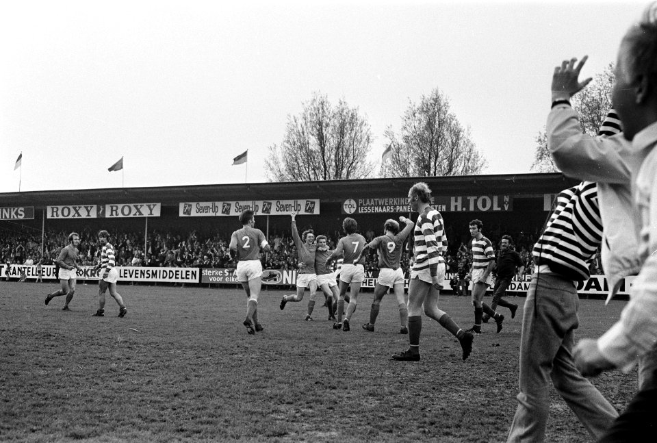 Volendam tegen Blauw-Wit 2-0 doelpunt 1-0 van Kras (nr. 9 op de grond), Bestanddeelnr 923-5116