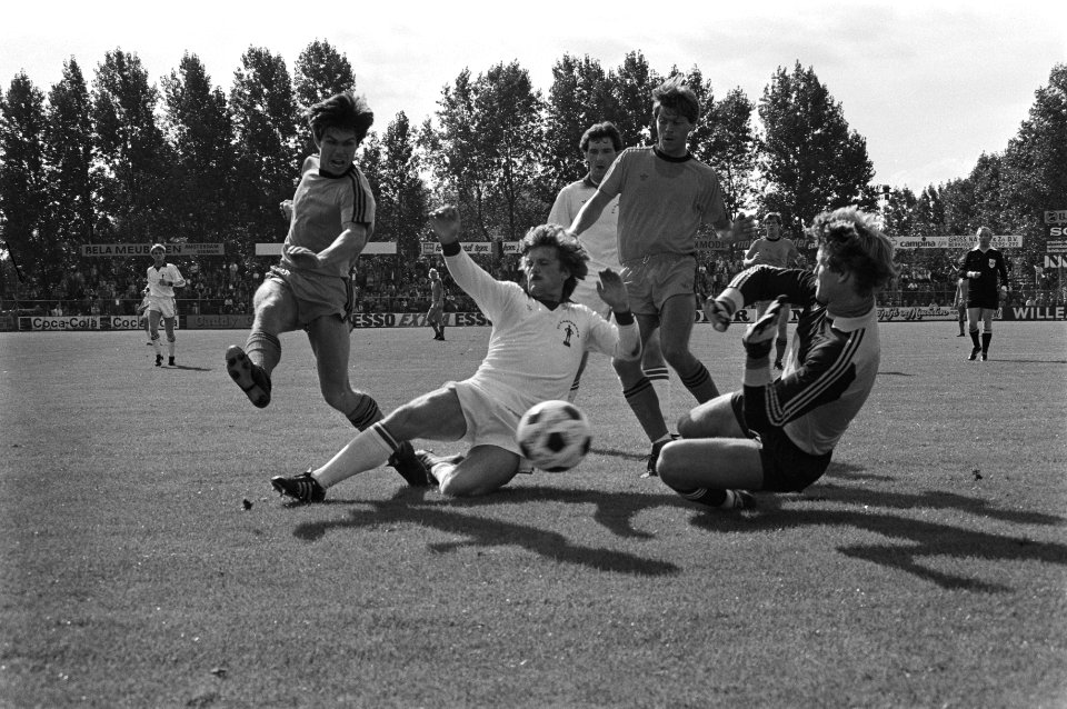 Volendam - FC Amsterdam 3-1. Aanval van Volendam, moment voor het doel van keepe, Bestanddeelnr 930-4559