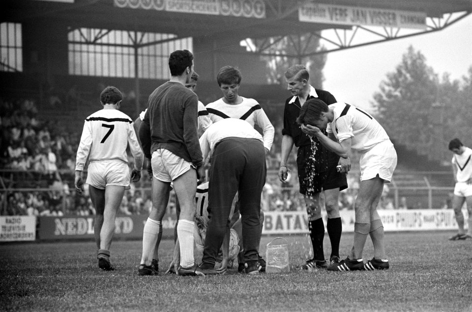 Volendam tegen DOS 1-2 Volendam degradeert, Kluwen enthousiaste DOS spelers, Bestanddeelnr 922-5274