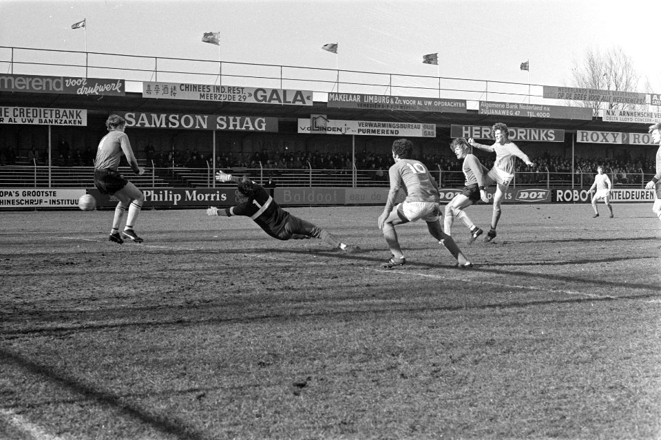 Volendam tegen DWS 3-0, Smit (rechts) scoort 3-0, Bestanddeelnr 925-4517