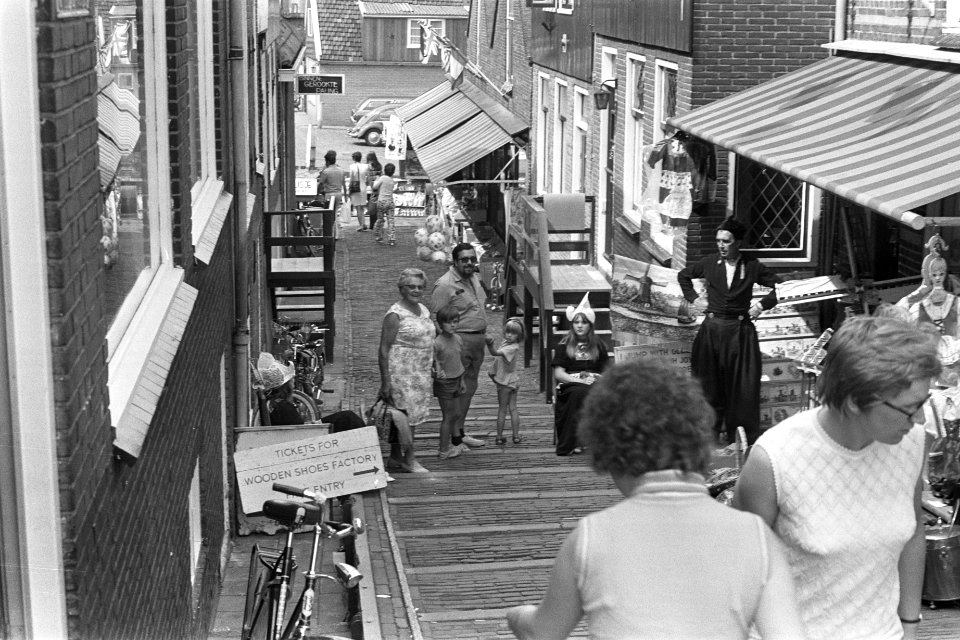 Volendam, haven, souvenirwinkels, etc, Bestanddeelnr 925-7985