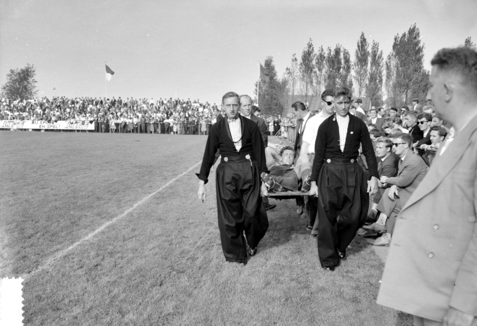 Volendam tegen Blauw-Wit 2-4. Klaas Smit wordt weggedragen, Bestanddeelnr 912-9398