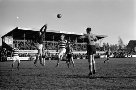 Volendam tegen Blauw-Wit 2-2, Blauw-Witaanval, keeper Kwakm en Wagenmaker (Blauw, Bestanddeelnr 916-4378