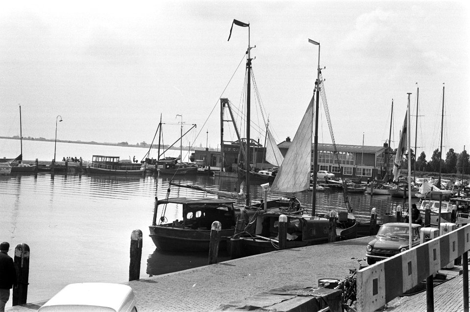 Volendam, haven, souvenirwinkels, etc, Bestanddeelnr 925-7986