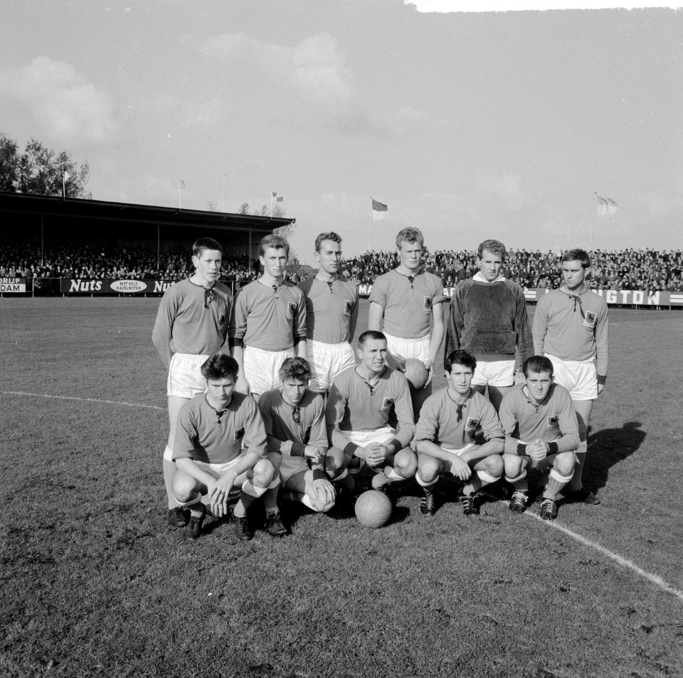 Volendam tegen Blauw-Wit 1-2. Elftal Volendam, Bestanddeelnr 917-0203