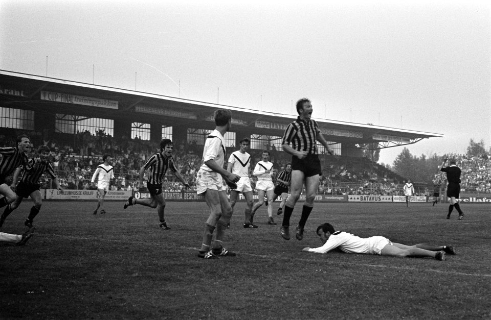 Volendam tegen DOS 1-2 Volendam degradeert, Kluwen enthousiaste DOS spelers, Bestanddeelnr 922-5273