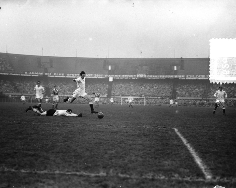 Voetbal Rotterdam tegen Valencia 2-3, Wilkes derde doelpunt, Bestanddeelnr 906-2084