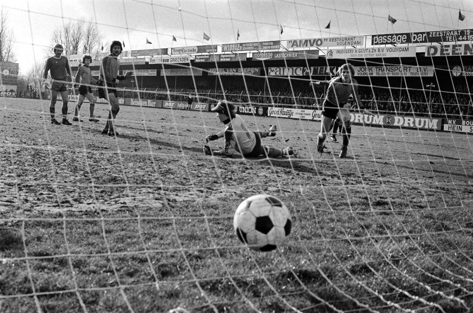 Volendam tegen FC Twente Mühren (achter De Boer ) scoort 5-0, Bestanddeelnr 929-5927
