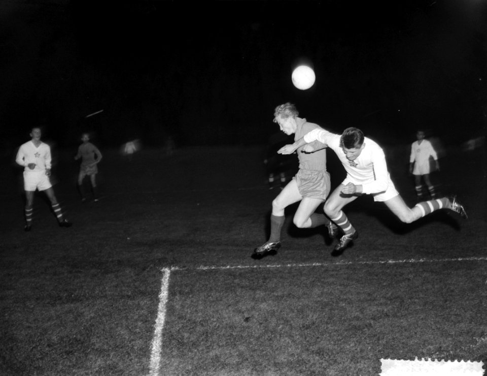 Voetbal Nederland tegen Tsjecho-Slowakije 3-3 Frans Bouwmeester en Ruzidea, Bestanddeelnr 910-7792