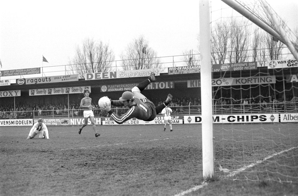 Volendam tegen Excelsior 1-0, kwartfinale KNVB beker Volendamkeeper Van Straat, Bestanddeelnr 925-4993