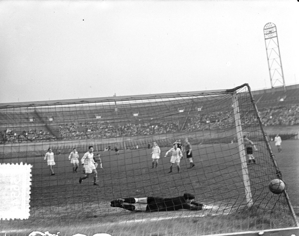 Voetbal Rampenfonds. Nederland tegen Wacker Wien. Van Beurden scoort 1-0, Bestanddeelnr 905-6544