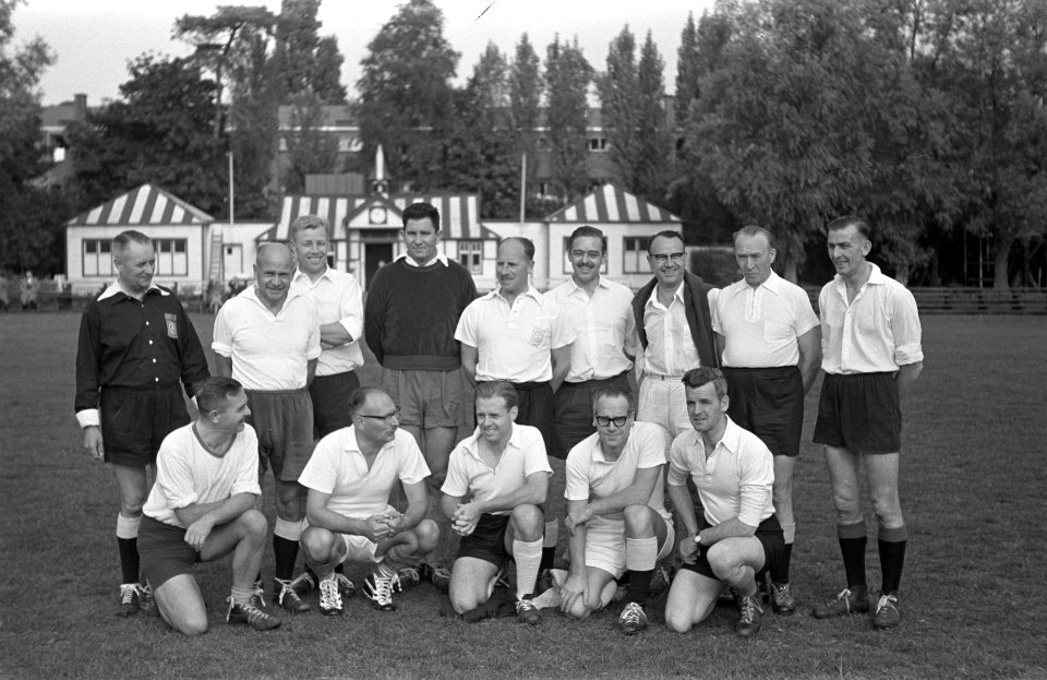 Voetbal Parlementair elftal tegen Parlementair Pers. Het elftal parlementariërs, Bestanddeelnr 910-7387