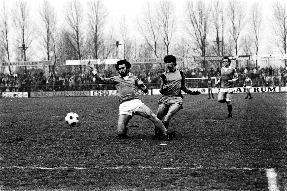 Volendam tegen FC Den Bosch 5-1 Klaas Tuyp (Volendam, rechts) scoort 1e doelpun, Bestanddeelnr 930-6735