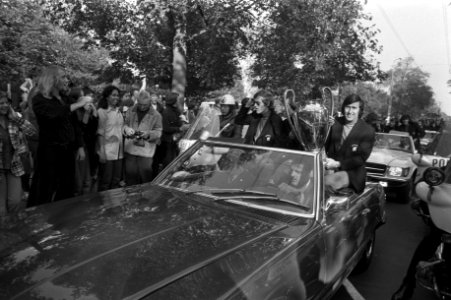 Voetballers Piet Keizer, Johan Cruijff en Sjaak Swart met de beker tijdens een r, Bestanddeelnr 925-6401