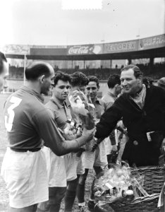 Voetbal Parijs. Franse ploeg tegen Prof Nederland. Spelers met Volendammer, Bestanddeelnr 905-5977
