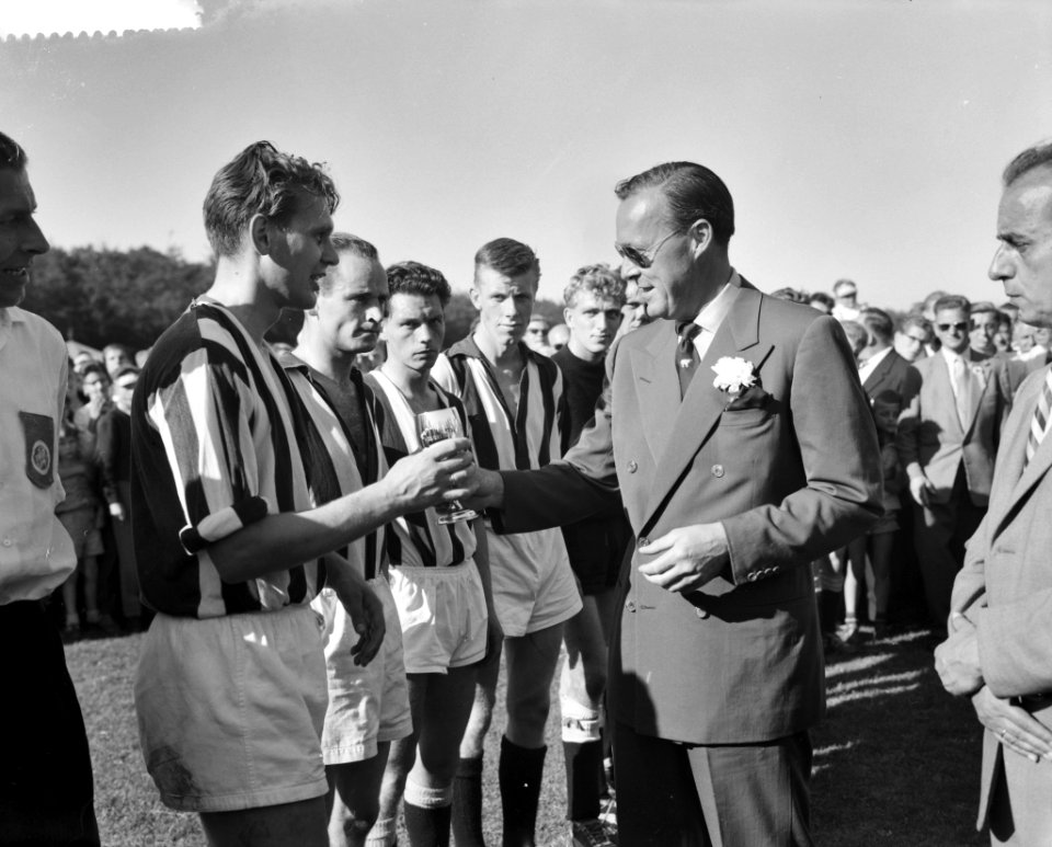 Voetbal Paleis Soestdijk (opdracht Tubantia), Bestanddeelnr 910-4939