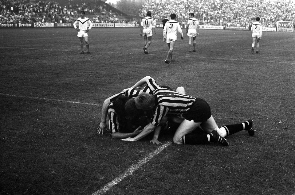 Volendam tegen DOS 1-2 Volendam degradeert, Kluwen enthousiaste DOS spelers, Bestanddeelnr 922-5269