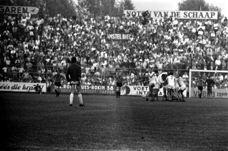 Volendam tegen DOS 1-2 Volendam degradeert, Kluwen enthousiaste DOS spelers, Bestanddeelnr 922-5275