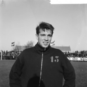 Volendam tegen Elinkwijk 3-0, Tonnie Nieuwenhuis (Elinkwijk) die per brancard h…, Bestanddeelnr 917-1092