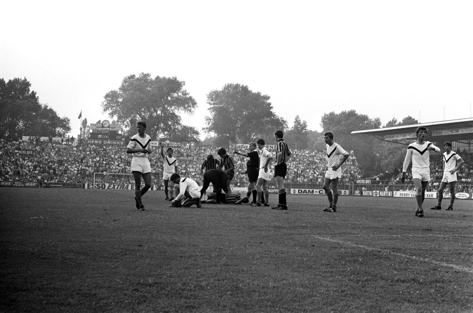 Volendam tegen DOS 1-2 Volendam degradeert, Kluwen enthousiaste DOS spelers, Bestanddeelnr 922-5270