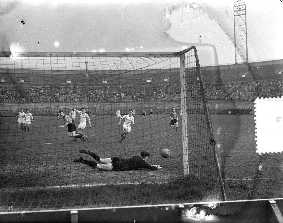 Voetbal Rampenfonds. Nederland tegen Wacker Wien. Oostenrijkse keeper stopt scho, Bestanddeelnr 905-6545