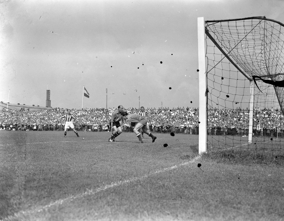 Voetbal Scheveningen tegen Holland Sport 6-2, links De Harder rechts keeper Feyt, Bestanddeelnr 907-2981