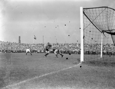 Voetbal Scheveningen tegen Holland Sport 6-2, links De Harder rechts keeper Feyt, Bestanddeelnr 907-2981