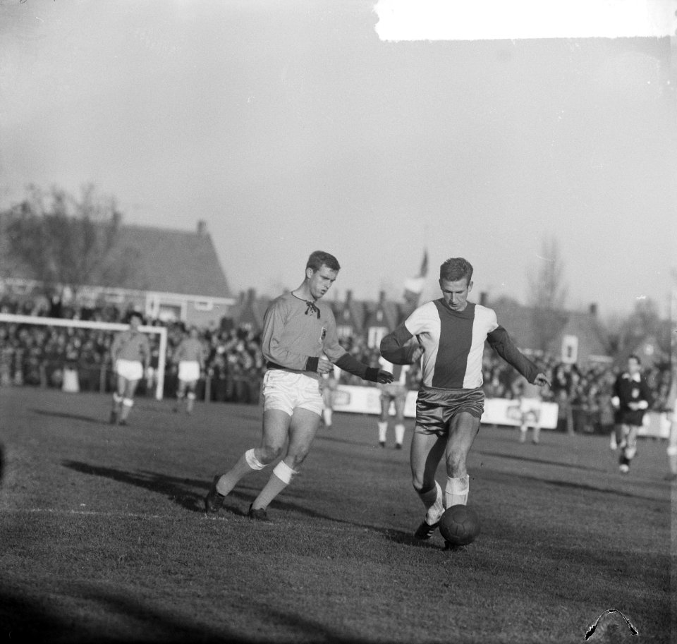 Volendam tegen Elinkwijk 3-0, rechts Jan van Tamelen (Elinkwijk) in duel met Wim, Bestanddeelnr 917-1091