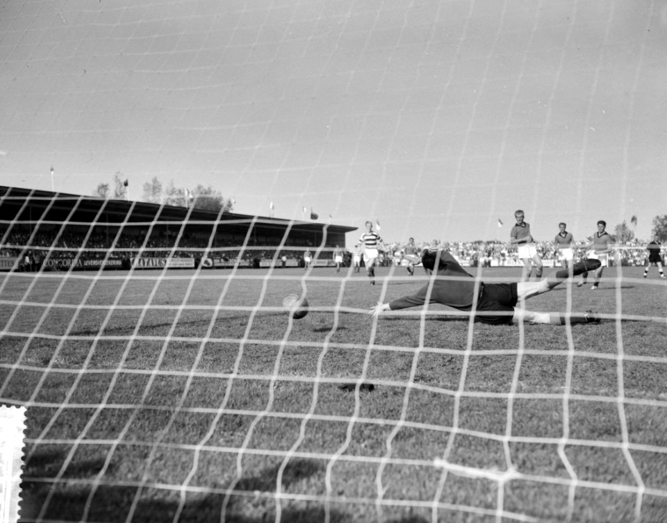 Volendam tegen Blauw-Wit 2-4. Derde doelpunt, Bestanddeelnr 912-9395