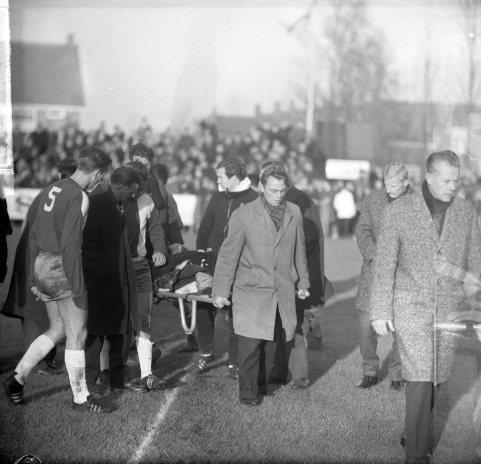 Volendam tegen Elinkwijk 3-0, Tonnie Nieuwenhuis gaat per brancard het veld af, Bestanddeelnr 917-1093