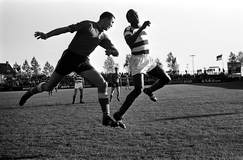 Volendam tegen Blauw-Wit 2-2, Blauw-Wit aanval, Erwin Sparendam (r) in duel met…, Bestanddeelnr 916-4379