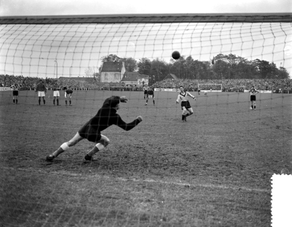 Voetbal VVV tegen Willem II 3-0 Penalty door Wilkes, Bestanddeelnr 908-1080