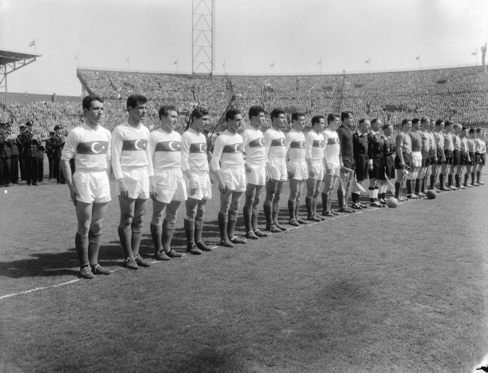 Voetbal Nederland tegen Turkije in het Olympisch stadion Elftallen, Bestanddeelnr 909-5589