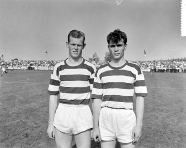 Volendam tegen Blauw-Wit 2-4. Martin Koeman (l) en Petterson van Blauw-Wit, Bestanddeelnr 912-9397