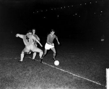 Voetbal Nederland tegen Saarland in het Olympisch Stadion Moelijn in actie, Bestanddeelnr 911-6124