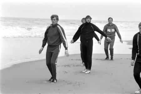 Voetballers van Ajax trainen op het strand van Wassenaar. Piet Keizer, Johan Cru, Bestanddeelnr 923-4400