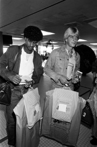 Voetballers Frank Rijkaard en Wim Kieft (Ajax) voor vertrek naar zwitserland op , Bestanddeelnr 931-6518