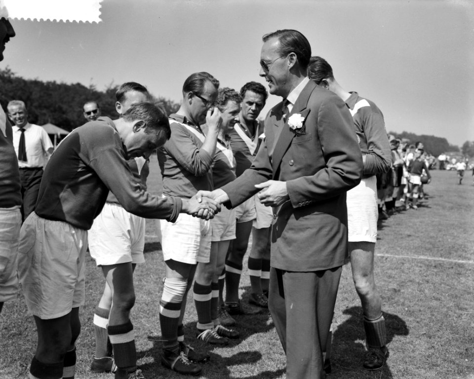 Voetbal Paleis Soestdijk (opdracht Tubantia) Prins Bernhard geeft hand aan Johnn, Bestanddeelnr 910-4940