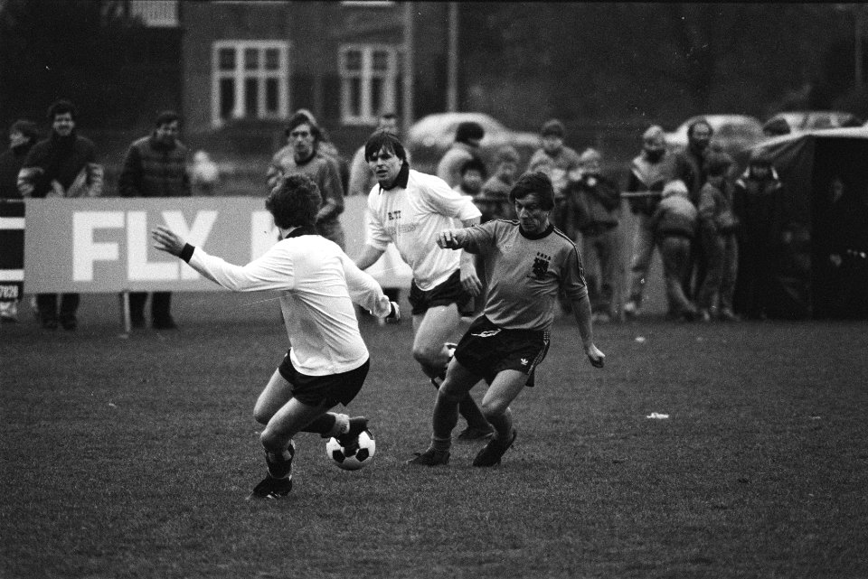 Voetbal oud internationals tegen KHFC Frits Flinkenvleugel in duel, Bestanddeelnr 932-8226