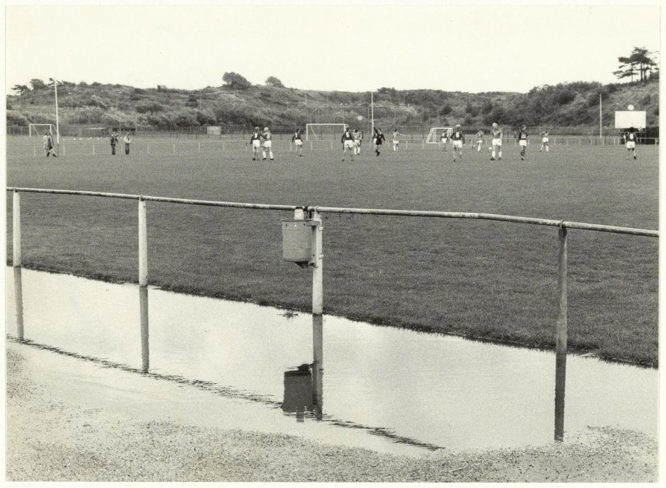 Voetbalveld in het sportpark in IJmuiden. NL-HlmNHA 54015658